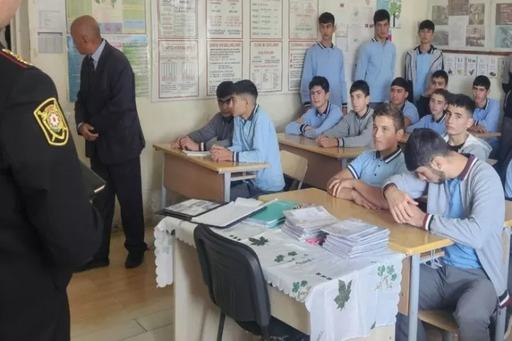 Polis məktəblərdə kütləvi yoxlamalara  başladı