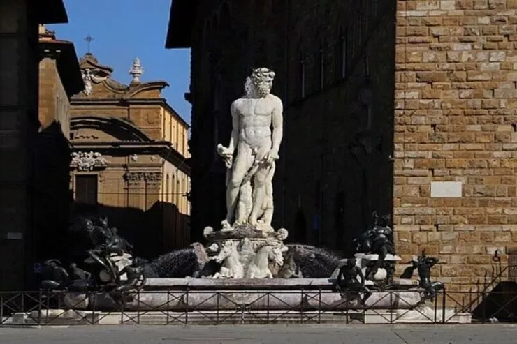 Qadını mərcə girib heykələ dırmaşdırdılar,  saxlanıldı