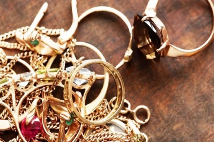 Bakıda qadın kişi ilə birgə 7 minlik qızıl  oğurladı