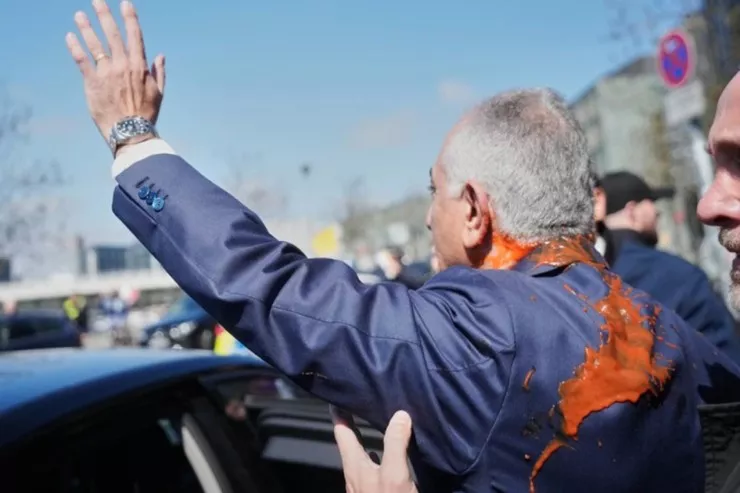 Rza Pəhləvinin üzərinə boya atdılar - VİDEO 