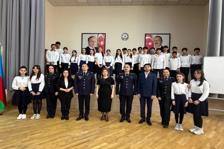 Polis  Nardaran məktəbində