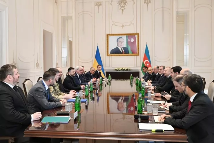 İlham Əliyevin Zelenski ilə geniş tərkibdə görüşü keçirilib