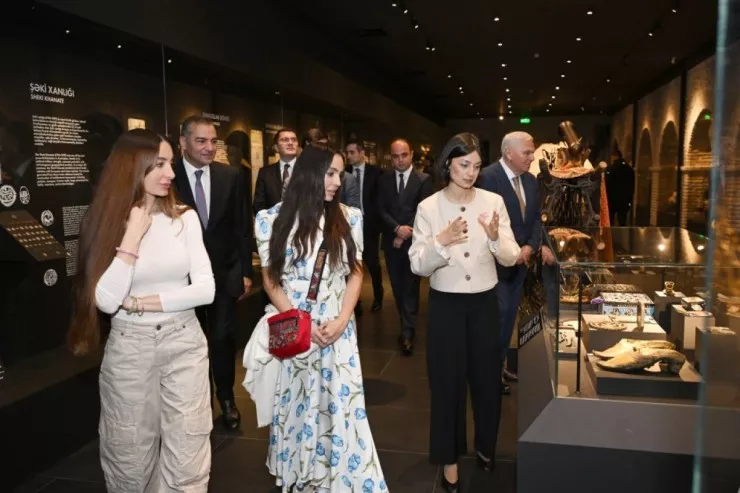 Leyla Əliyeva və Arzu Əliyeva ŞƏKİDƏ - FOTOLENT 