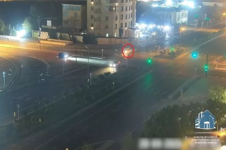Bakıda qəza zamanı işıqforlar yerindən çıxdı - VİDEO 