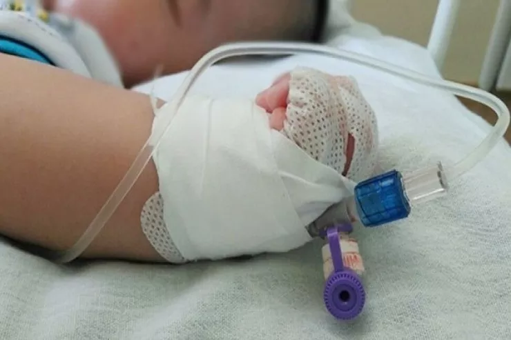 Bakıda 3 yaşlı uşaq müəmmalı şəkildə  öldü: atası həkimi   günahlandırır