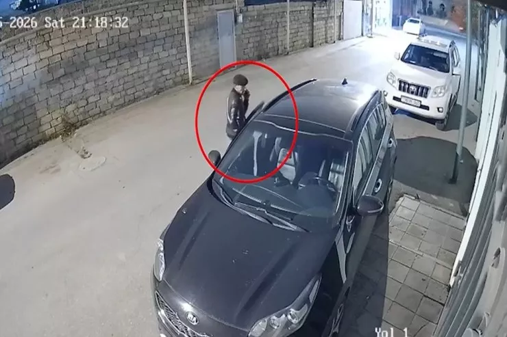 Bakıda avtomobildən oğurluq edənlər KAMERALARA DÜŞDÜ 