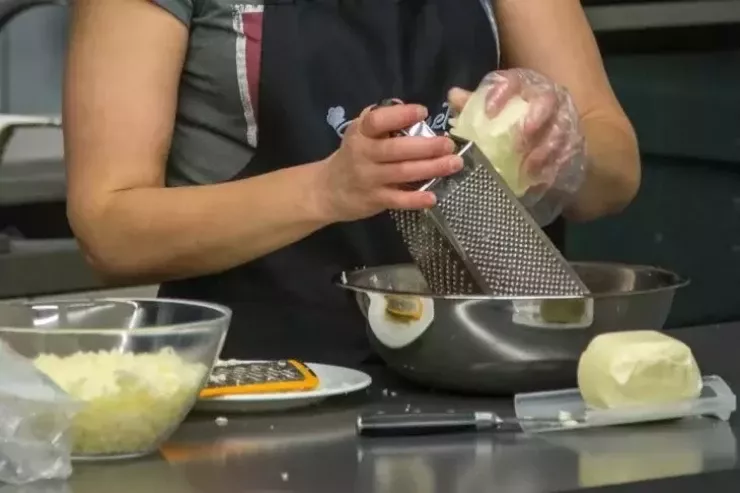 "Yaxşı yemək bişirir, deyib hamını işə götürürlər" - Bağçalardakı ANTİSANİTARİYA 