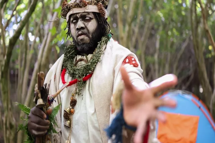 Saxta kral  deportasiya olundu, indi də bu ölkəni ələ keçirmək  istəyir