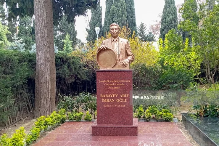 Xalq artisti Arif Babayevin  qəbirüstü abidəsi ucaldılıb