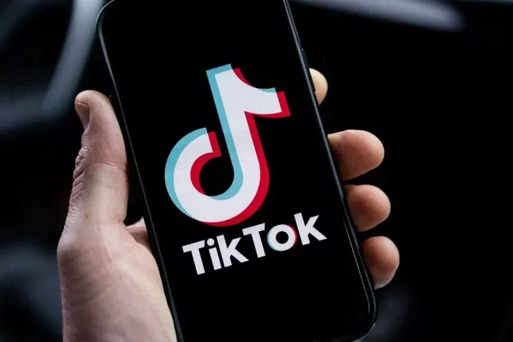 "Tiktok"da söyüşlü video  paylaşdı, həbs   olundu