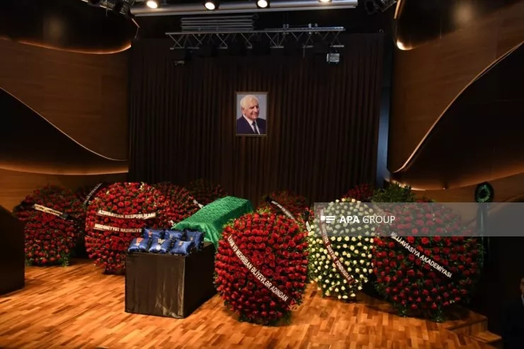 Xalq şairi Nəriman Həsənzadə ilə vida mərasimi keçirilir-Prezident və Birinci vitse-prezident əklil göndərdi -FOTO 