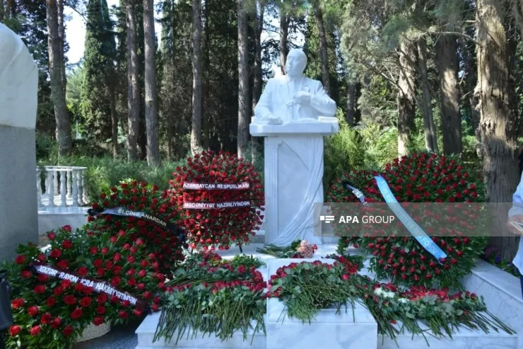 Xalq yazıçısı Elçinin qəbirüstü abidəsinin açılışı olub - FOTOLENT 
