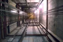Bakıda ticarət mərkəzində  FACİƏ: liftin şaxtasına  düşüb öldü