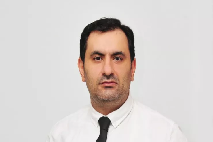 Rüfət Səfərovun şüşə qəfəsdən  çıxıb vəkillərin yanında  oturmasına icazə verildi
