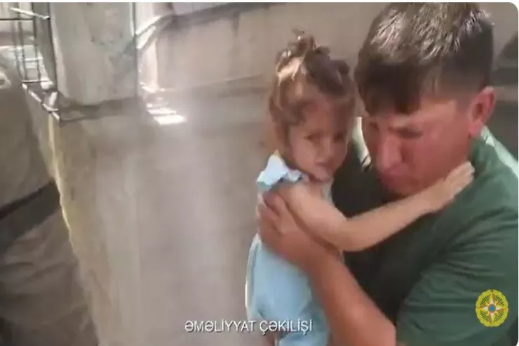 Sumqayıtda binada yanğın,  sakinlər belə çıxarıldı, uşaqlar da var -VİDEO 