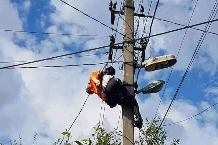 Şəmkirdə 62 yaşlı kişi  evinə elektrik xətti çəkərkən öldü