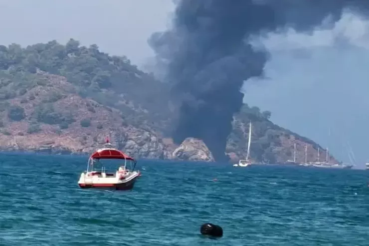 Türkiyədə turistləri   daşıyan gəmi yandı - 115 nəfər  özünü dənizə atdı