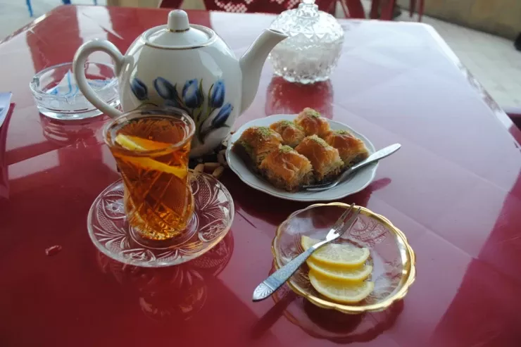 Ağsuda kafedə İNSİDENT:  çayı gecikdiyi üçün  hər şeyi sındırdı