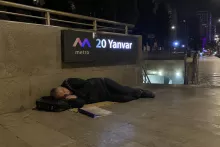 Bakıda müəllim küçədə yatdı,  hər şeyi oğurlandı