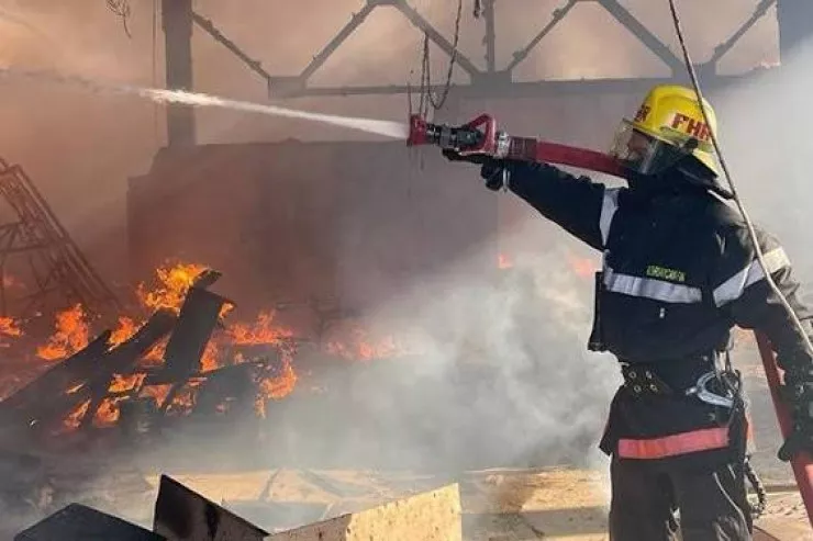 Kürdəxanı yolunda tikinti materialları yandı - YENİLƏNİB 