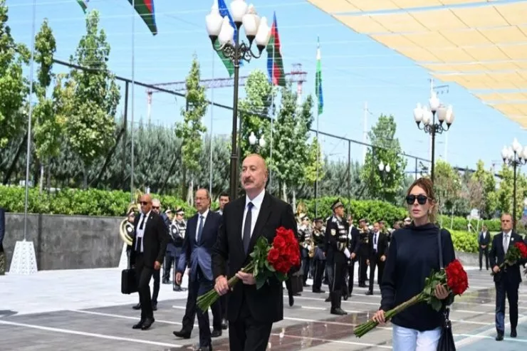 Prezident və xanımı Daşkənddə Heydər Əliyevin barelyefi önünə gül dəstələri düzdü - VİDEO 
