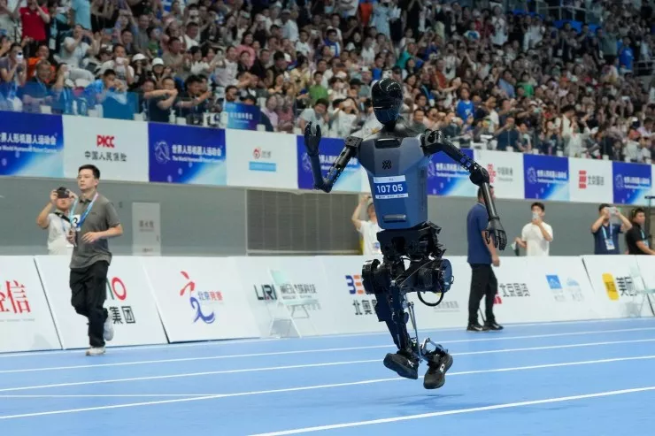 Robot Usain Boltun rekordunu keçdi  — amma finişdə yıxıldı
