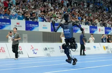 Robot Usain Boltun rekordunu keçdi  — amma finişdə yıxıldı