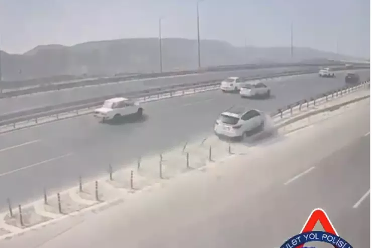 Sürücü sükan arxasında yatdı, qəza törətdi - ANBAAN VİDEO 