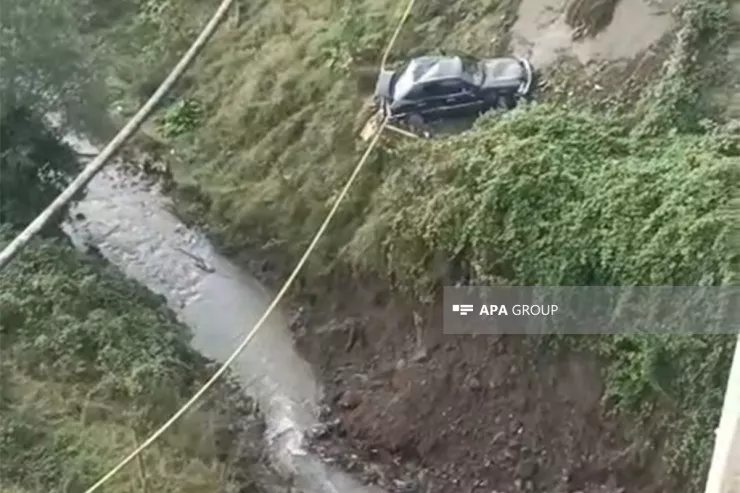 Gədəbəydə avtomobil körpüdən aşdı-Xəsarət alanlar var -FOTO -YENİLƏNİB 