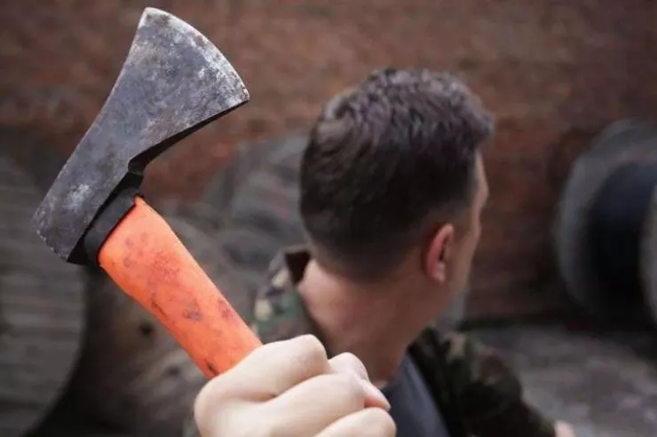 Cəlilabadda DƏHŞƏT:  Əmi yeniyetmə qardaşı uşaqlarını baltaladı -YENİLƏNİB 