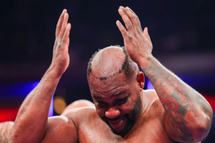 Döyüş zamanı boksçunun saçları  başından qopdu