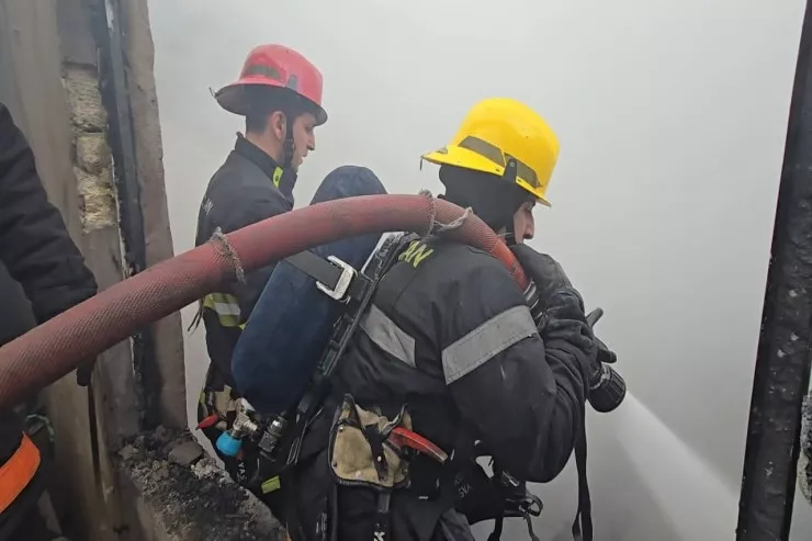 SON DƏQİQƏ:   Parlament prospektində ev yandı  - YENİLƏNİB 