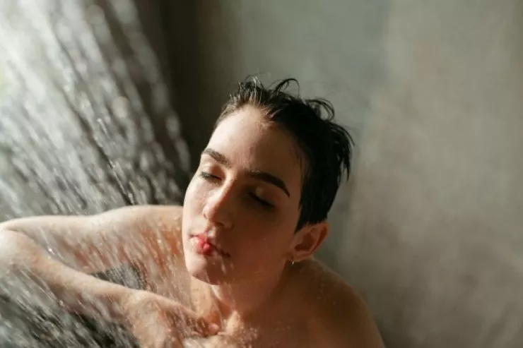 Stressi azaltmaq və yuxunu yaxşılaşdırmaq  üçün duş qəbul edin