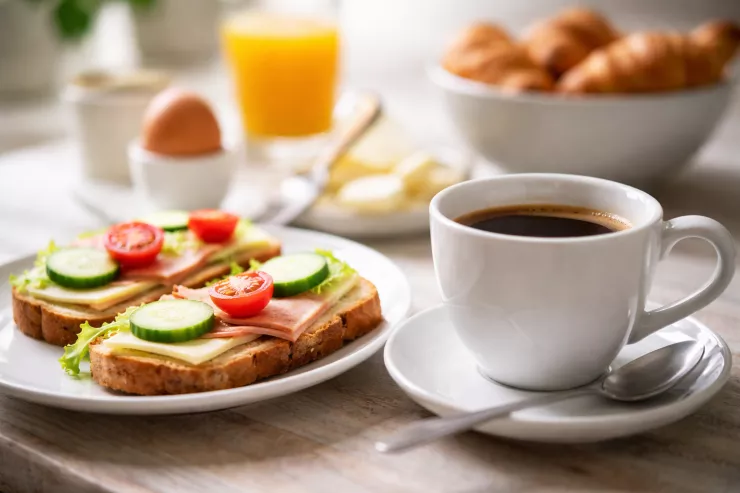 Niyə səhərlər sendviçlə birlikdə qəhvə içmək olmaz? 