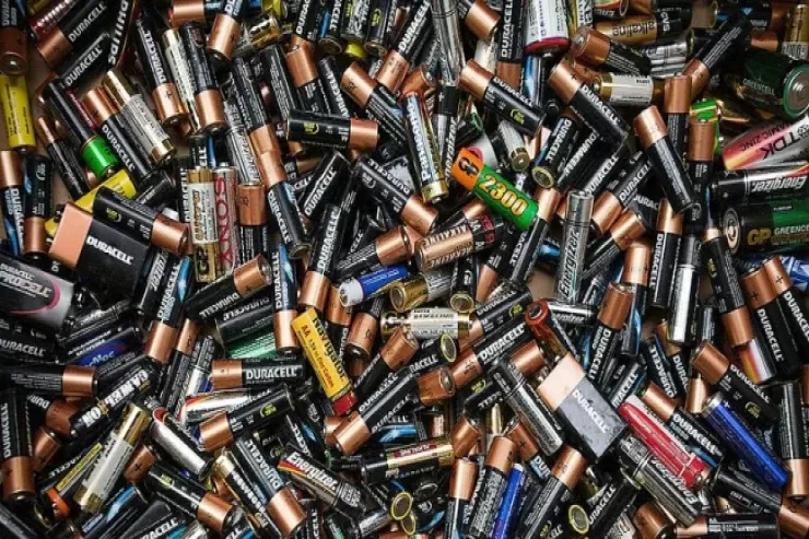 Batareyaları zibil qutusuna  atmaq təhlükəlidir - Yanğına  səbəb ola bilər