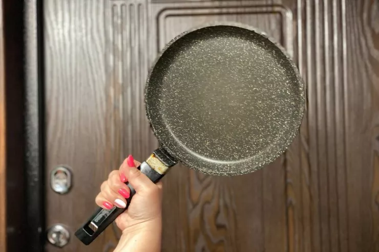 Təqaüdçü qadın ərini tava ilə öldürdü 