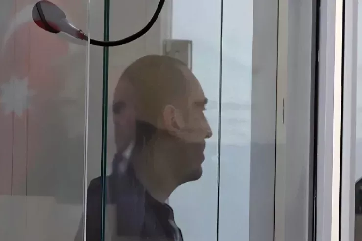 "Gətirdiyi qadınlar həyətdə çılpaq gəzirdi" - Qardaşını öldürən Aminin MƏHKƏMƏSİ 