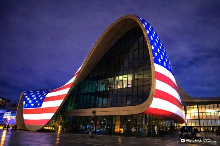 Heydər Əliyev Mərkəzi ABŞ bayrağı ilə  işıqlandırıldı