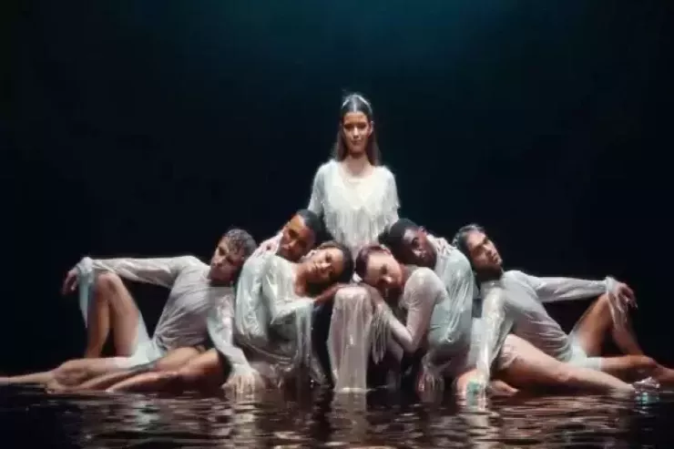 Beren Saatdan gözlənilməz  addım: ilk klipini  təqdim etdi - VİDEO 