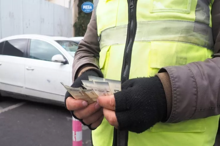 Bakıda dayanma-durma nişanını söküb pul yığan  "parkovşik" HƏBS OLUNDU 