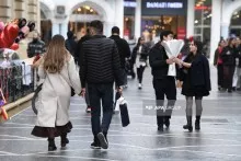 Rəngarəng hədiyyələr, gülərüz cütlüklər: Sevgililər Günündən FOTOLENT 