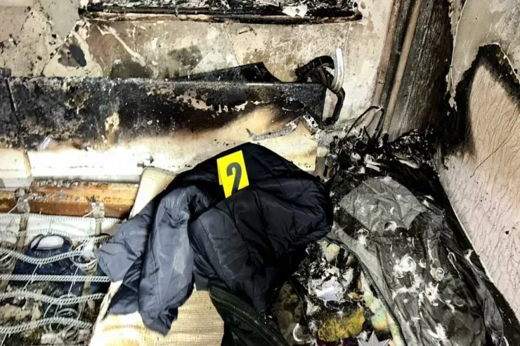 Anası pul vermədi,  atasını benzin töküb  yandırdı