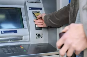 Kimlər ölmüş ərinin...