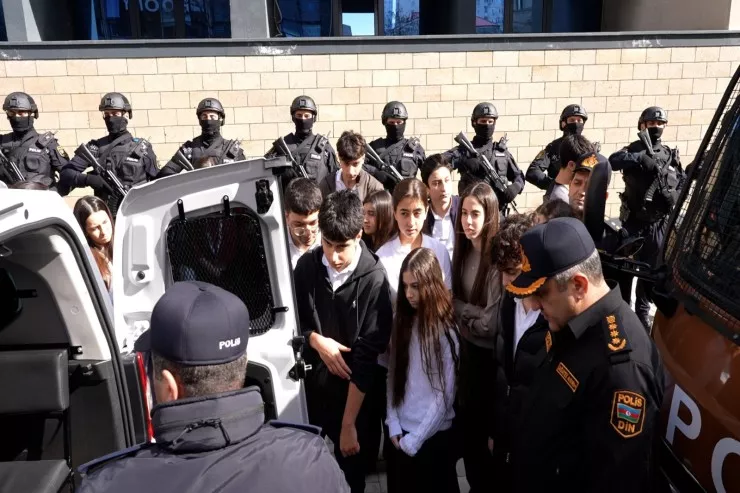 Məktəblilər polis idarəsinə toplaşdı - FOTOLENT  - VİDEO 