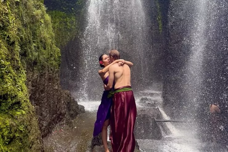 Keçmiş prezidentin nəvəsi  nişanlısı ilə açıq-saçıq FOTOSUNU  paylaşdı