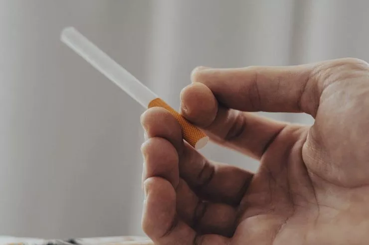 "Cibinə siqaret al qoy"  sözünə görə başını darvazaya çırpdı