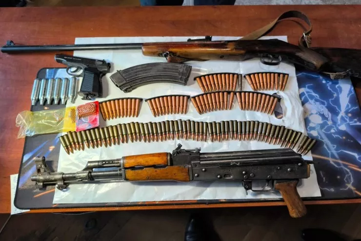 Polis xeyli silah-sursat  yığdı