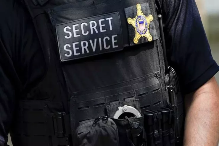 Trampın iqamətgahına daxil olmağa cəhd edən silahlı kişi güllələndi 