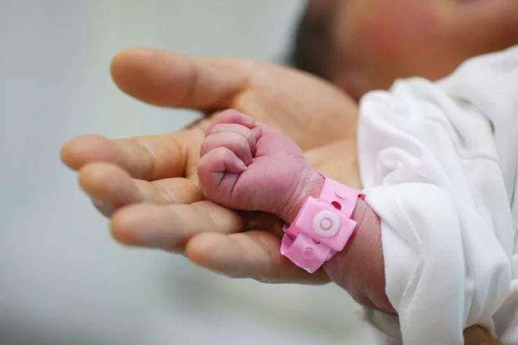 Zərdabda yeni doğulan körpə Bakıda öldü - "Səhv diaqnoz qoyulub" 