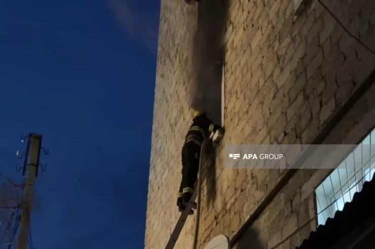 Şəkidə bina yandı:  sakinlər təxliyə edildi